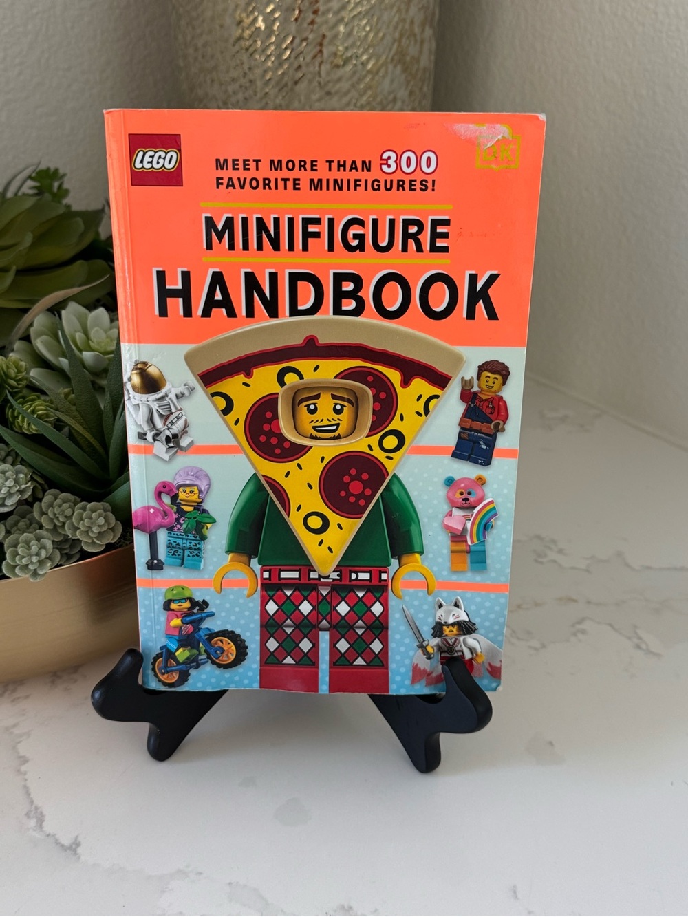 LEGO Minifigure Handbook  300 popular and rare minifigures Collectible